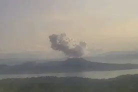 菲律宾塔阿尔火山发生小规模喷发图片