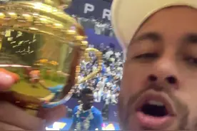 举起属于你的奖杯！新月主场举行夺冠庆典，内马尔举杯庆祝笑开花图片