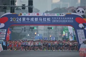刚刚，2024成都马拉松鸣笛开跑！图片