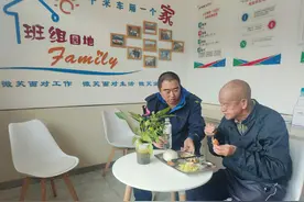 文明底色更闪亮！青岛街头，热心人善行义举让春日更暖图片