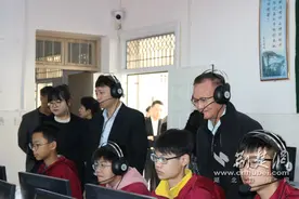 武汉经开区三中迎来南洋理工大学专家组调研图片