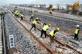 当远铁路铺轨顺利完成 力争今年5月全线试通车图片