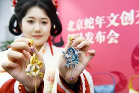 北京上新“非遗盘扣”文创交通卡 可在全国336个城市通刷图片
