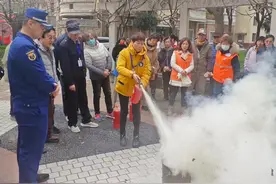 你会用灭火器吗？消防员“手把手”教会你→图片