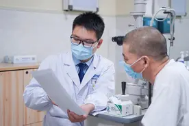 吃东西没管住嘴，险些左眼失明！专家提醒，糖尿病视网膜病变患者须严控血糖图片