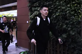 辽宁男篮回到沈阳！千余名铁杆球迷在机场热情迎接！图片