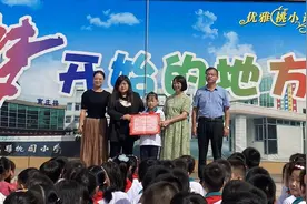 宝应小学生捡到1700元交还失主，这次她又捡到了一皮包金首饰……图片
