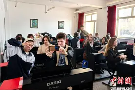 俄罗斯学生中国同江学唱《小苹果》图片