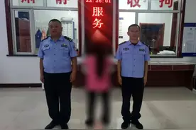 呼和浩特一女子从楼上扔下4个酒瓶，砸中楼下乘凉老人图片