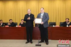 杭州颁发首张“聚英卡” 外国人也有“一卡通”图片