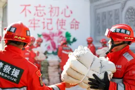 零下15℃的严寒中，武警甘肃总队官兵为受灾群众送温暖图片