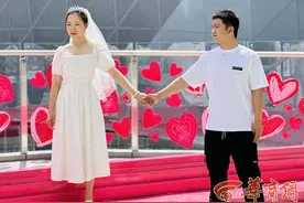 520西安新人甜蜜领证 雁塔区民政局当日办理量超过400对图片