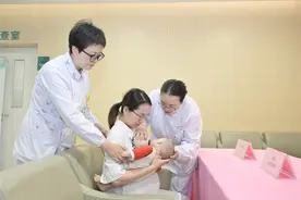 新妈妈发愁母乳喂养难，坚持一个月后想放弃，武汉市妇幼专家指导哺乳细节图片