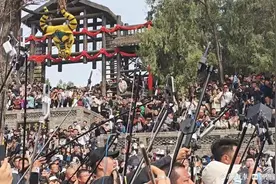 “直播大军”涌上万岁山，王婆说媒成网红打卡地图片
