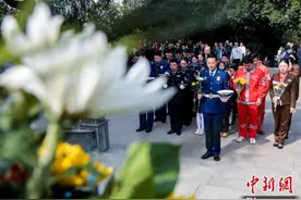 湖北武汉：清明节前夕 民众祭扫革命英烈图片