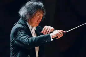 “火焰指挥家”点燃马勒图片