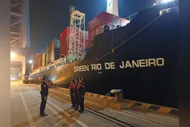 全球最大的多用途纸浆运输船靠泊珠海高栏港区国际货柜码头图片