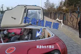 阿婆驾车摔倒动弹不得，幸好有他……图片