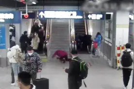 地铁小姐姐连摔两跤“滑跪”按下急停按钮，这样的“爆发力”太美太飒了！图片