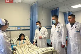 9岁女孩玩滑板摔倒致右臂骨折，医生提醒：谨防运动损伤图片