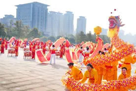 江西上高：舞起“彩带龙” 健康又精神图片