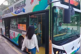 免费乘坐双层巴士畅游深圳！公交车变身卫星通信科普公益课堂图片