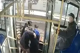 暖心！十米公交车厢接连涌现好人好事图片