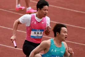 为了队伍，他还跑得动！百米弃赛后苏炳添接力夺冠图片