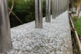目前上海长江大桥恢复通行，近期天气复杂多变，请大家注意防范图片