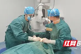 斜视手术后，他的眼里充满了光和自信图片