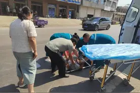 电动车和小轿车发生碰撞 网格员暖心举动受称赞图片