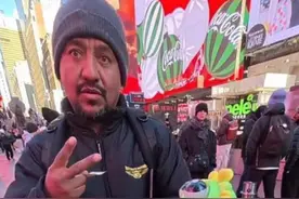 热闻|“刀乐哥”靠5个单词在美国卖爆义乌玩具，迅速涨粉80万！爆眼龙捏捏乐订单排到十几天后图片
