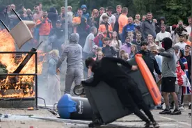 英国骚乱爆发现场曝光！使领馆提醒中国公民不要前往事发地图片