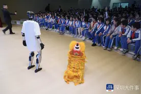 春晚“火了”的人形机器人“空降”深圳这所学校！图片