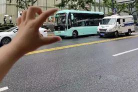 上海街头“宝宝巴士”引热议，如何才能确保客流运能相匹配？图片