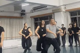 在朋友圈跳了一天的院长，原来年轻时这样图片