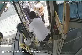 宝妈推车带娃难乘车， 公交司机出手帮助获表扬图片