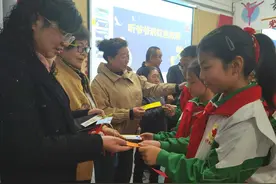 少年强国孝当先 尊老敬老传美德图片