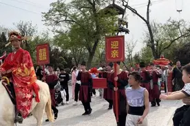 “三月三”开封万岁山《王婆说媒》升级，增加脱口秀、大巡游环节，吸引不少游客图片