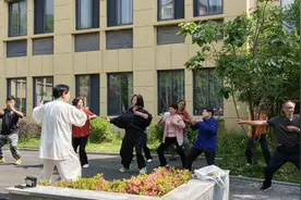 社区教育学院走进村里，开办老年学堂太极课图片