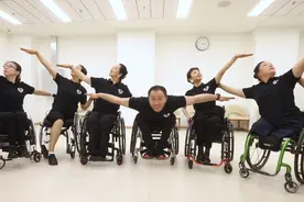 用舞蹈疗愈，他在轮椅上建起一支舞蹈队图片
