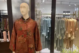 “新春战袍”新中式服饰：商家“狠加单”，老板上阵缝纫图片