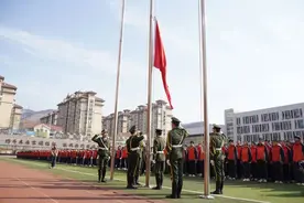 烟台青华中学开学典礼：为优秀学生颁发“埃维奖学金”和证书图片
