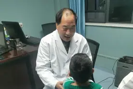 男子为避积水一把拎起4岁儿子，不料下一秒急忙跑医院！医生提醒→图片