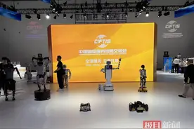 跳舞、取药、书法样样行！来服贸会打卡“机器人总动员”图片