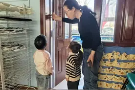 东营区第二实验幼儿园开展“咬人的缝隙”安全教育活动图片