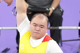 巴黎残奥会|男子举重65公斤级：中国选手邹益夺金图片