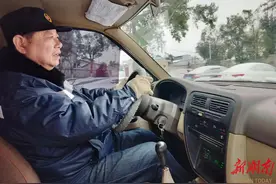 应对低温冰冻，长沙机务段一名汽车司机的冰雪突击图片