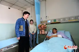 交警负伤坚守 市民暖心相助 警民携手共筑平安图片