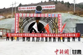 大型工装齐上阵！中铁十局西成铁路机械化作业显身手图片